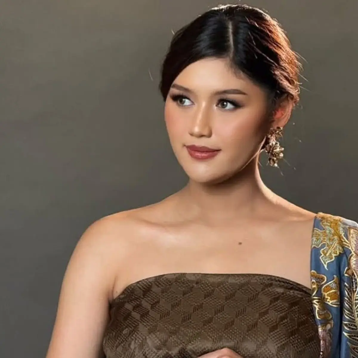 Photo: Demokratis.co.id Erina Gudono Stuns in Traditional Attire for Second Pregnancy Maternity Shoot