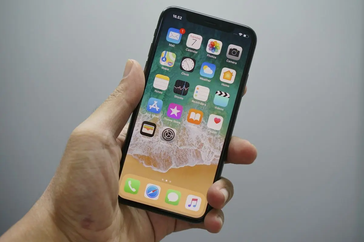 10 Aplikasi Wajib yang Harus Diunduh Saat Pertama Kali Pakai iPhone 10 Aplikasi Wajib yang Harus Diunduh Saat Pertama Kali Pakai iPhone