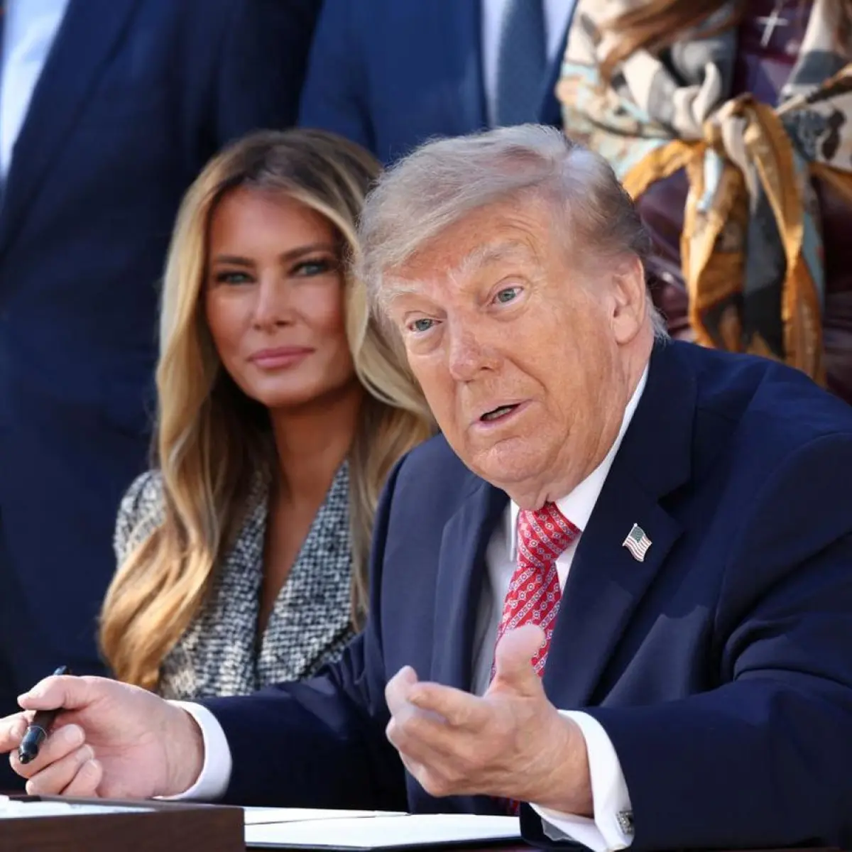 Photo: Demokratis.co.id Donald Trump mocks Melania's signature at White House
